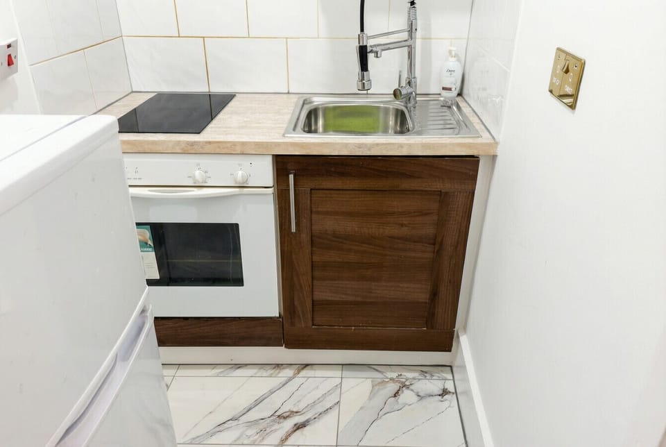 Cook in at your own pace with a hob, oven and sink.