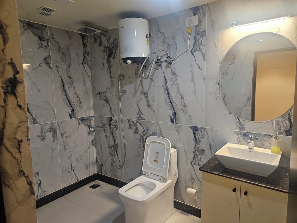 Superior Double Room | Bathroom | Shower, free toiletries, towels, soap