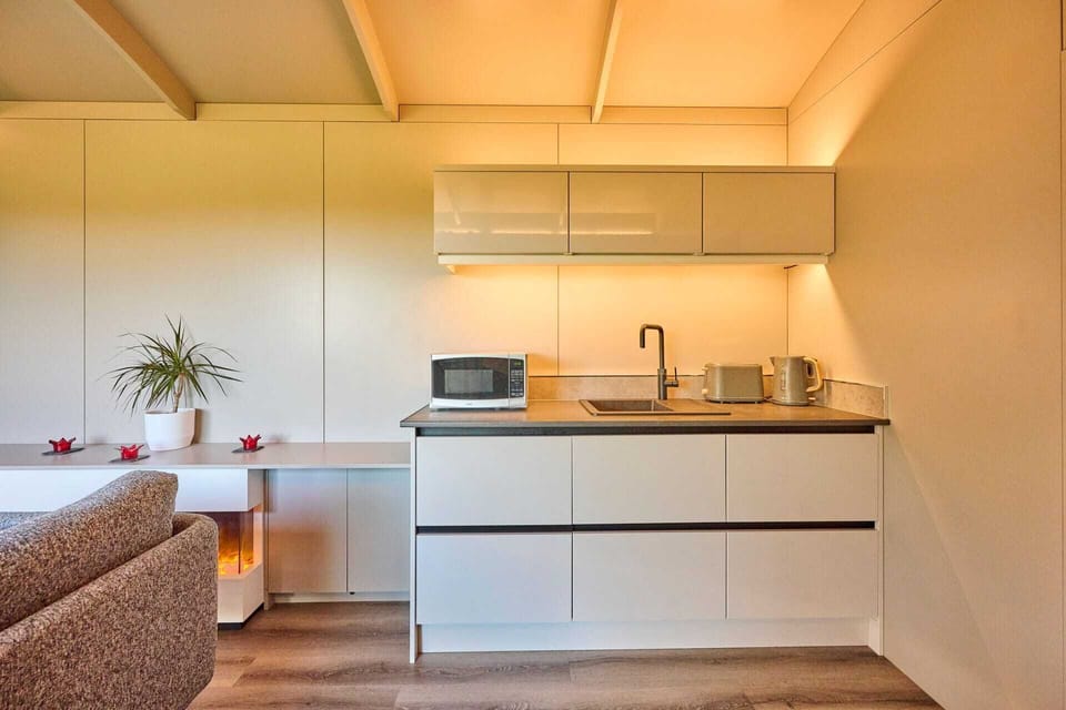 Molly Mod, Marsham - Host & Stay