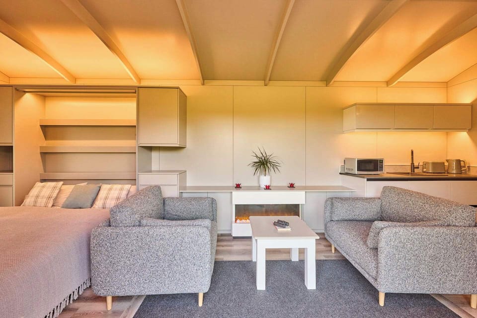 Molly Mod, Marsham - Host & Stay