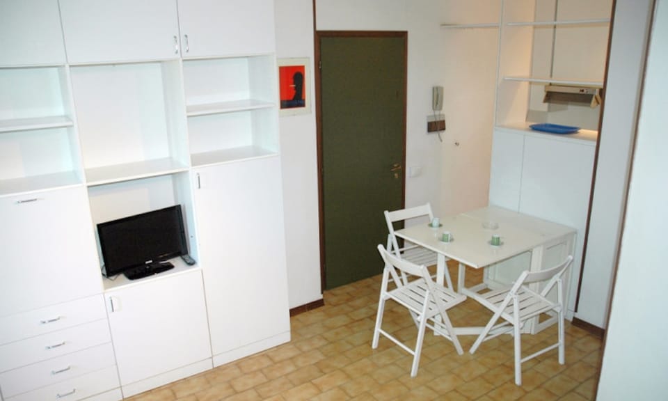 Apartment, 1 Bedroom, Terrace, Garden View | Dining room