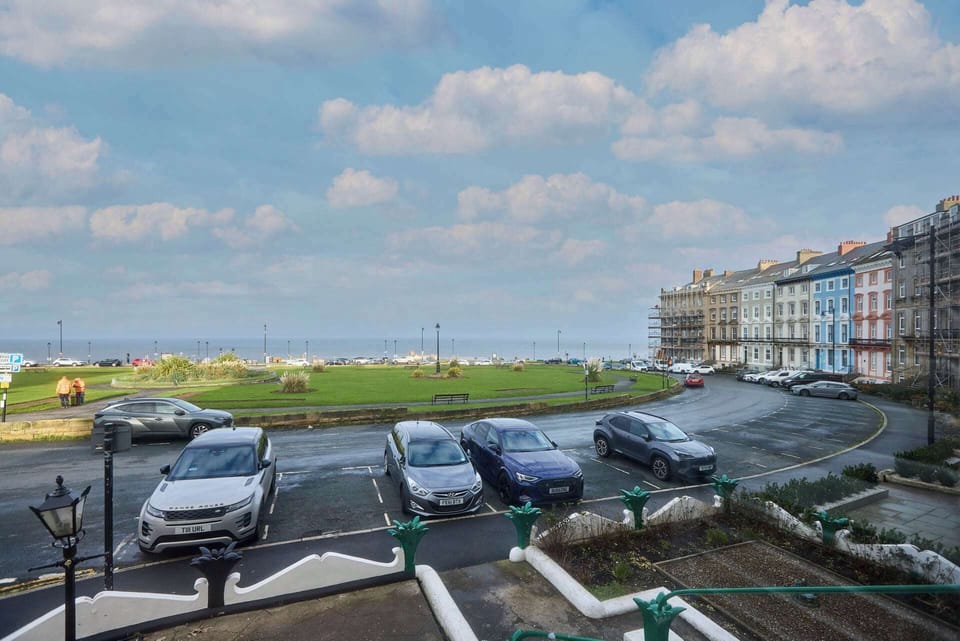 Langley Hotel Apt 1, Whitby - Host & Stay