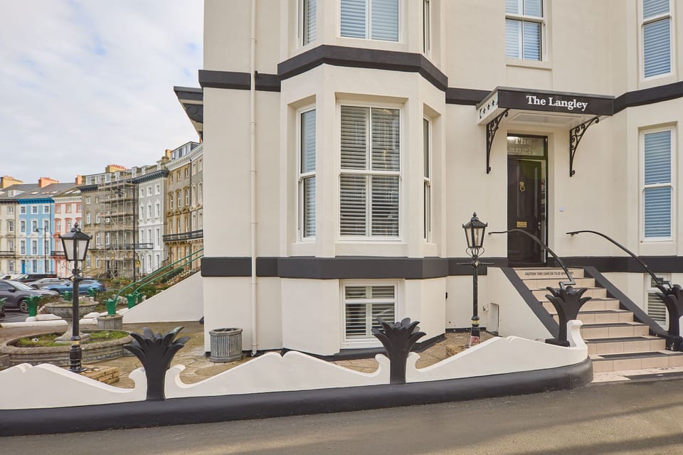 Langley Hotel Apt 11, Whitby - Host & Stay