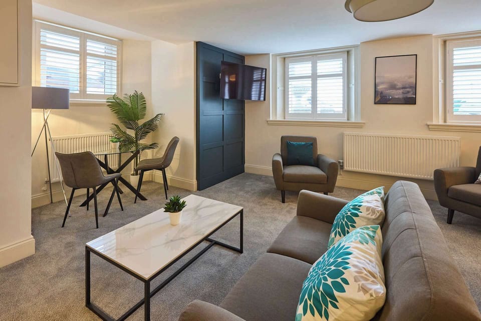 Langley Hotel Apt 11, Whitby - Host & Stay