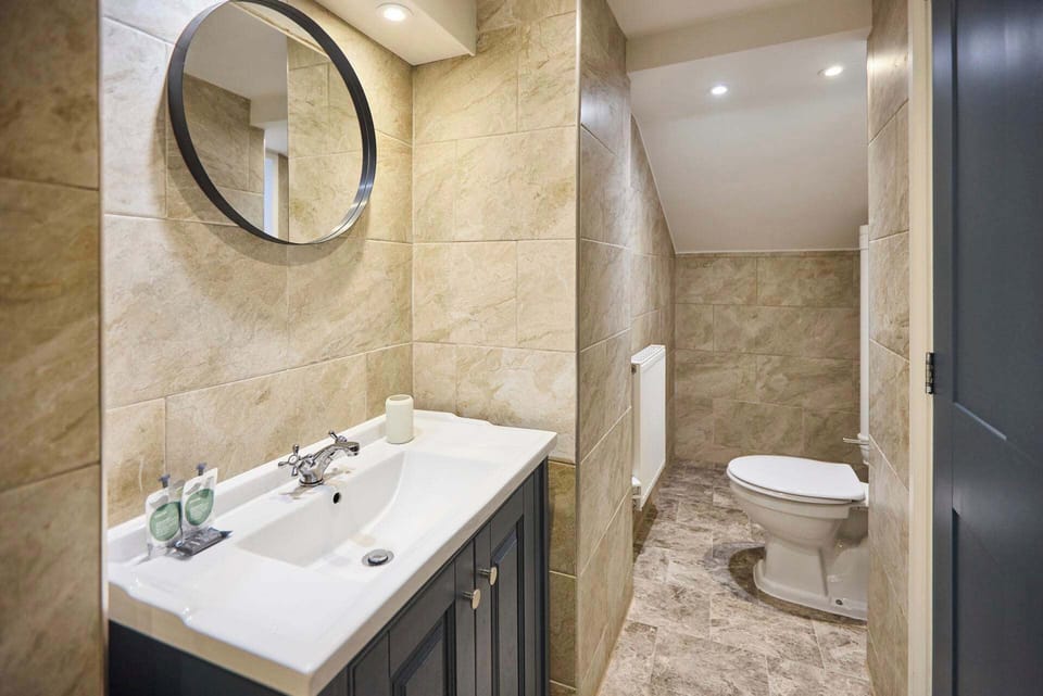 Langley Hotel Apt 11, Whitby - Host & Stay