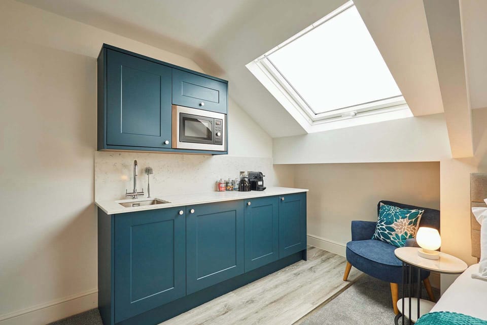 Langley Hotel Apt 10, Whitby - Host & Stay