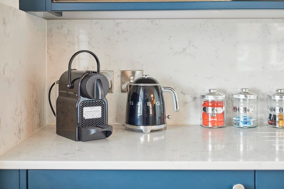 Langley Hotel Apt 7, Whitby - Host & Stay