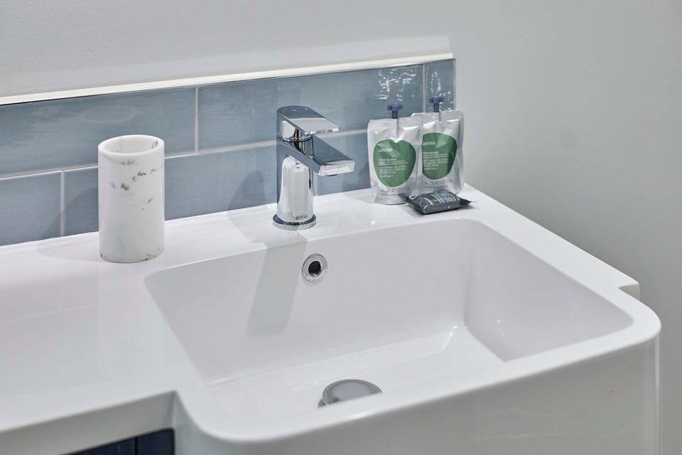 Langley Hotel Apt 7, Whitby - Host & Stay