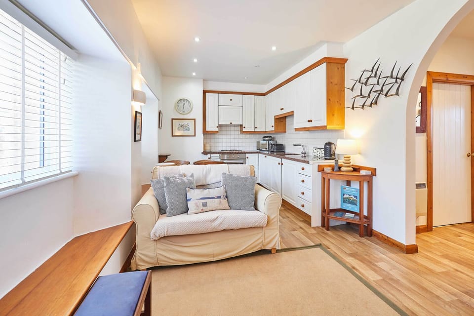 Spinnaker, Low Newton-by-the-Sea - Host & Stay