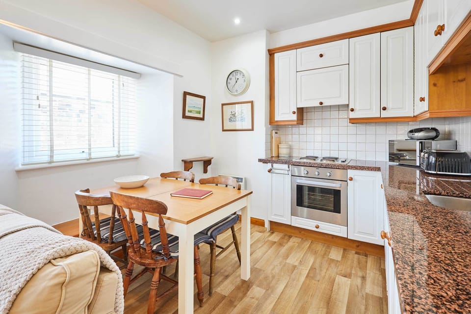 Spinnaker, Low Newton-by-the-Sea - Host & Stay