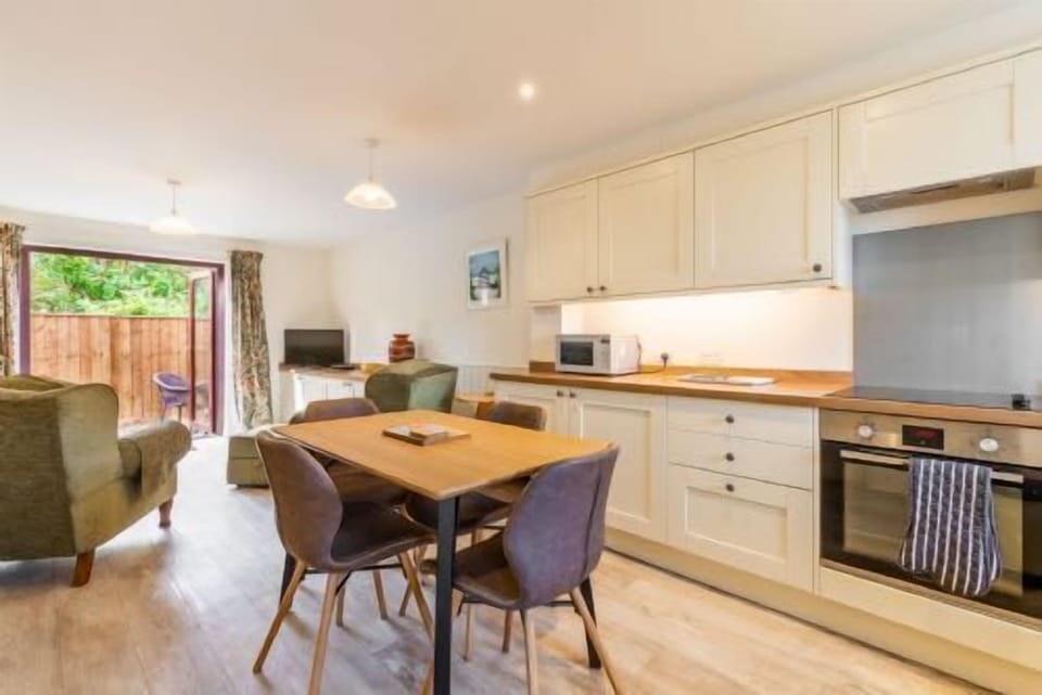 Tystie Cottage, Holt - Host & Stay