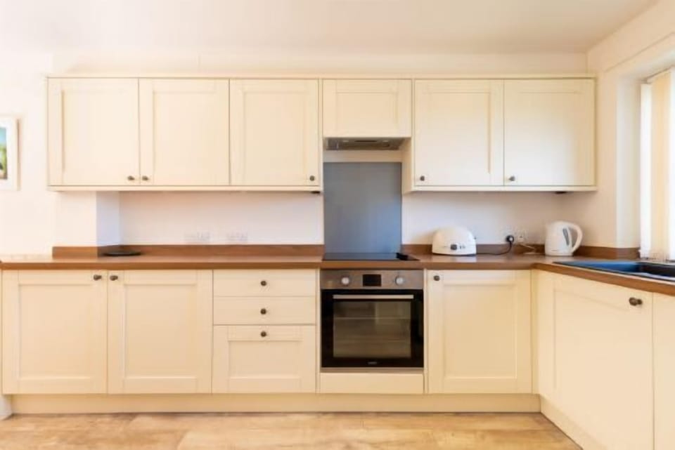 Tystie Cottage, Holt - Host & Stay