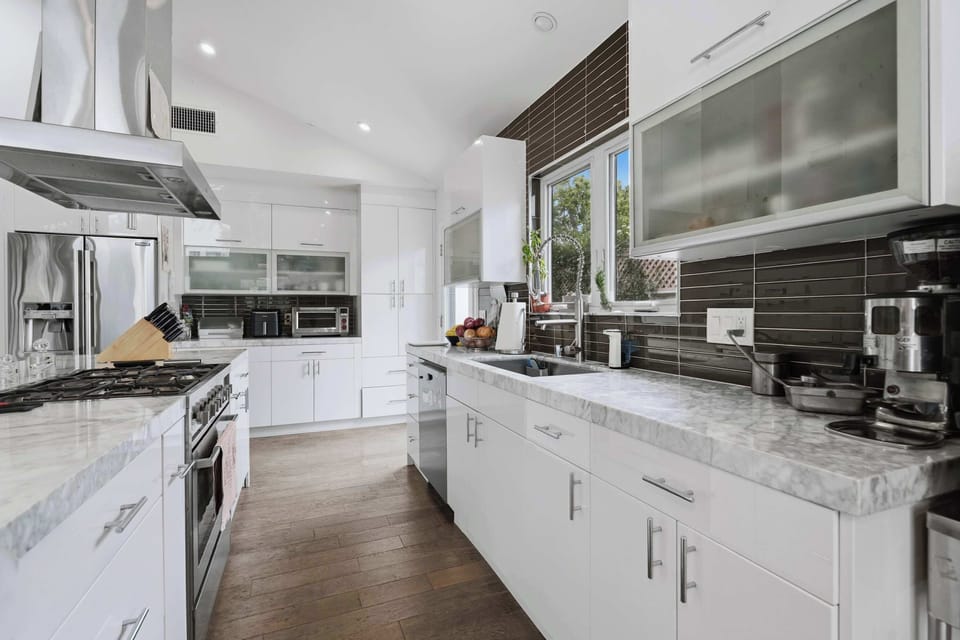 Chef's Kitchen | Gas Range & Marble Countertops