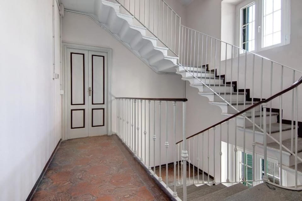 Handrails in stairways