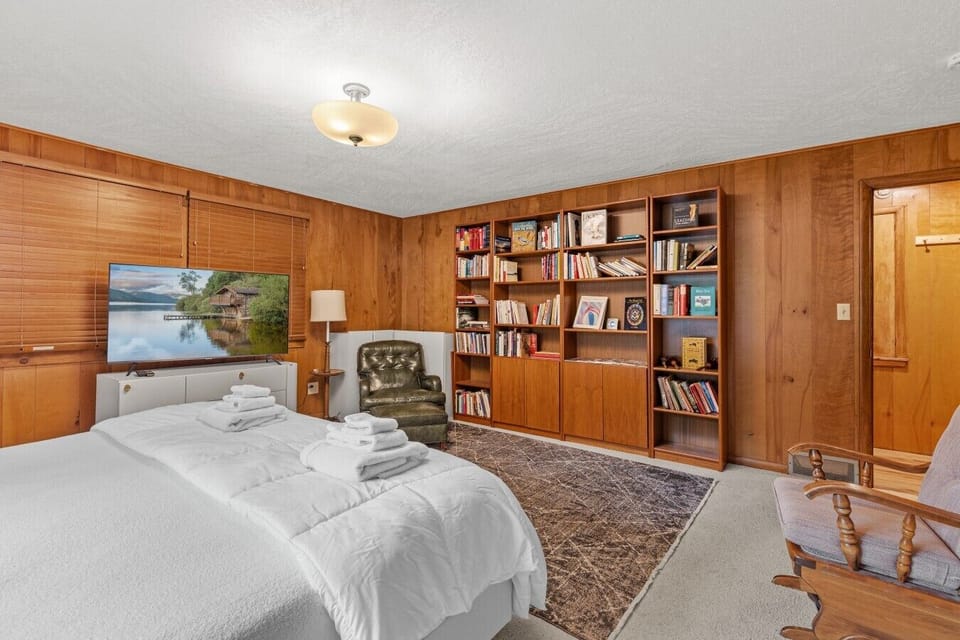 Bedroom 1 | King Bed | Smart TV & Library