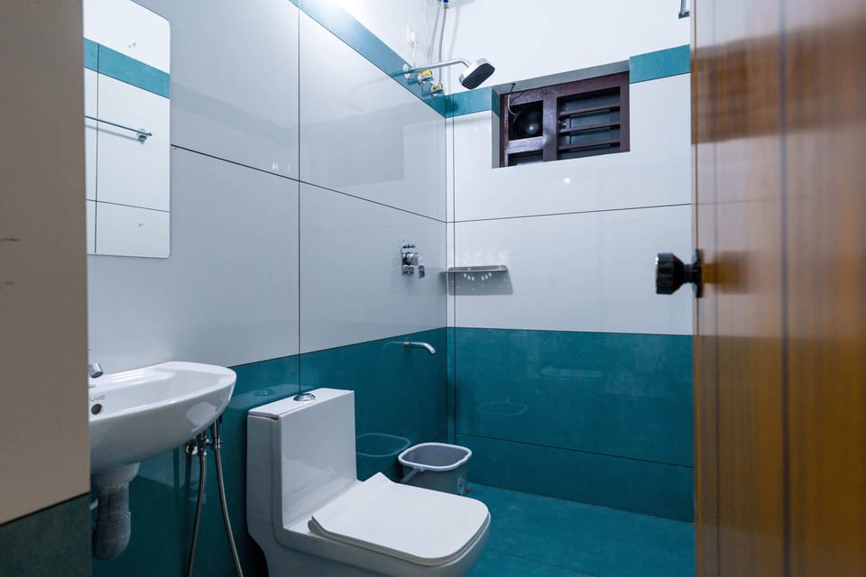 Executive Room, City View | Bathroom | Shower, bidet, towels, soap