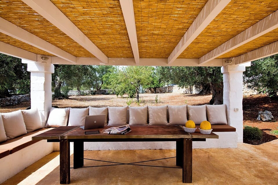The well-furnished pergola.