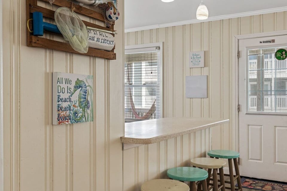 Bar seating for 4 people. Breakfast, lunch or dinner can be served easily.