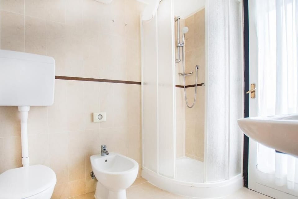 Shower, rainfall showerhead, towels