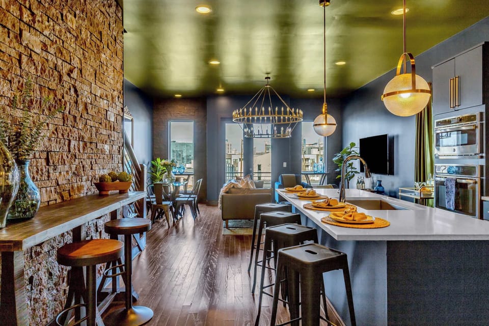 The perfect space for hosting your group! Whether you're in town celebrating, exploring, or simply relaxing with friends, this is the perfect gathering place before going out on the town. 