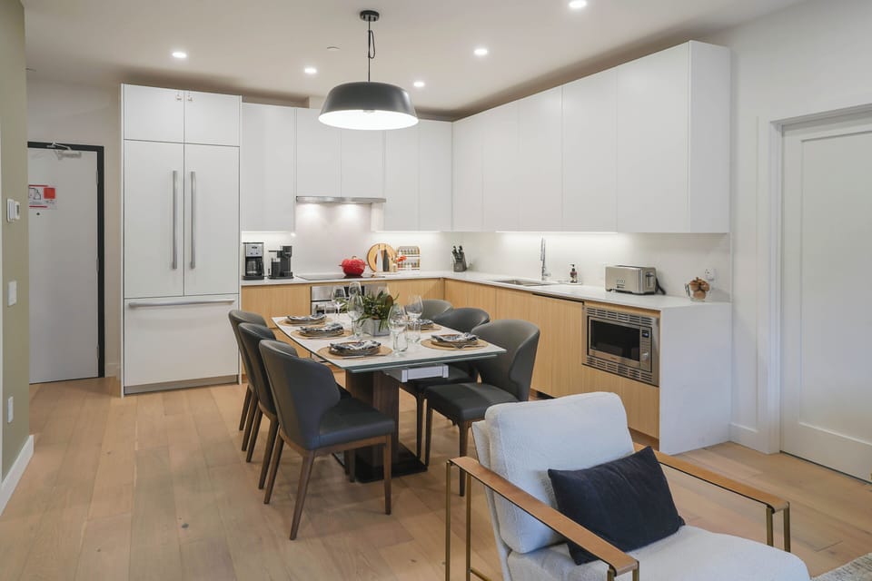 Deluxe Condo, Mountain View | Private kitchen | Full-size fridge, microwave, oven, stovetop