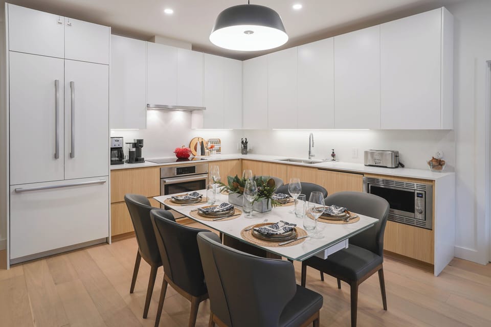 Deluxe Condo, Mountain View | Private kitchen | Full-size fridge, microwave, oven, stovetop