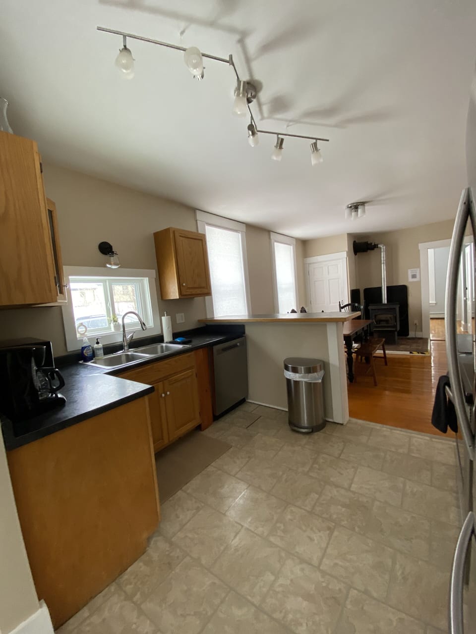 Full Kitchen & Dining Area