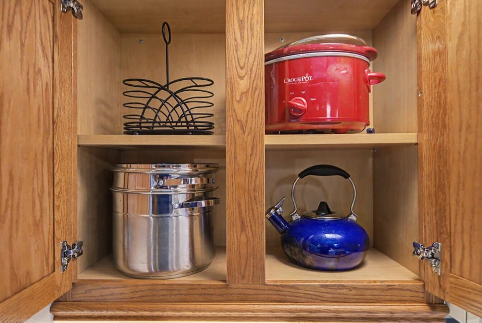 This fully stocked kitchen has all the tools you need to make a great meal- all you need to bring is the food!