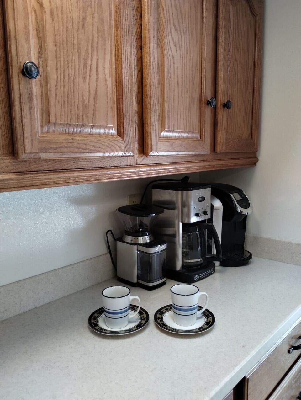 Many options for coffee lovers- grinder for beans, drip and Keurig machines