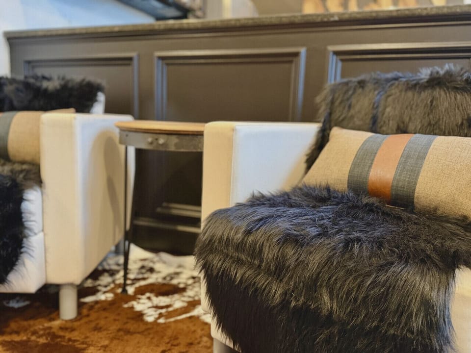 It’s all in the details. From woven throws to warm leather accents, we’ve brought a touch of the frontier to the White Mountains for a space that feels grounded and high-end