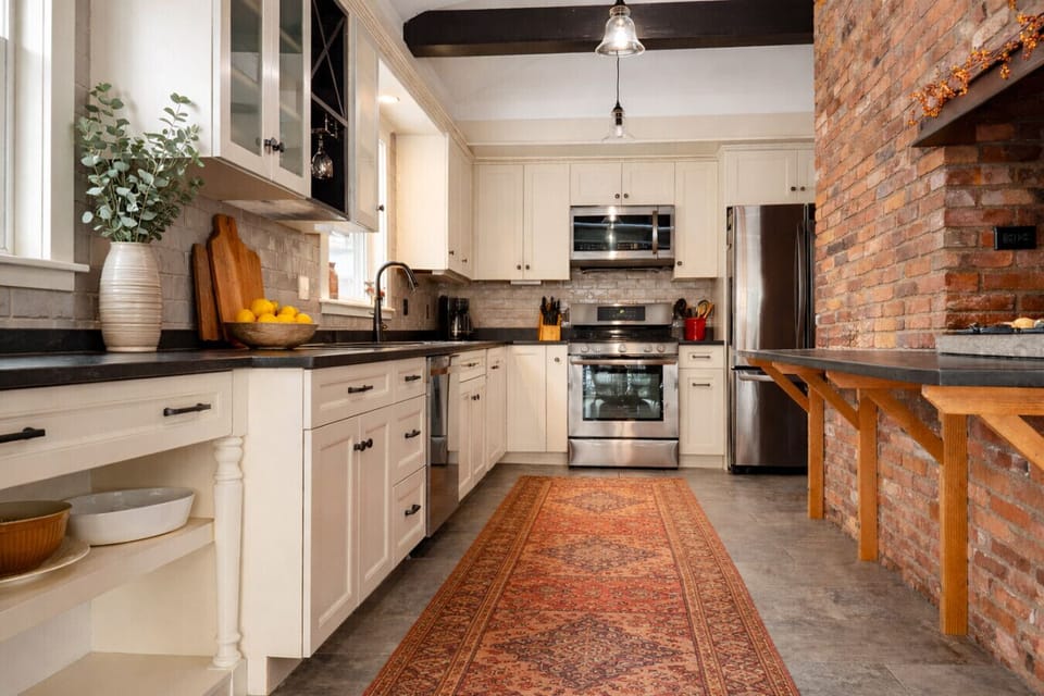 A chef’s stage. Expansive counters and high-end finishes made for pancake mornings and après-ski charcuterie boards.