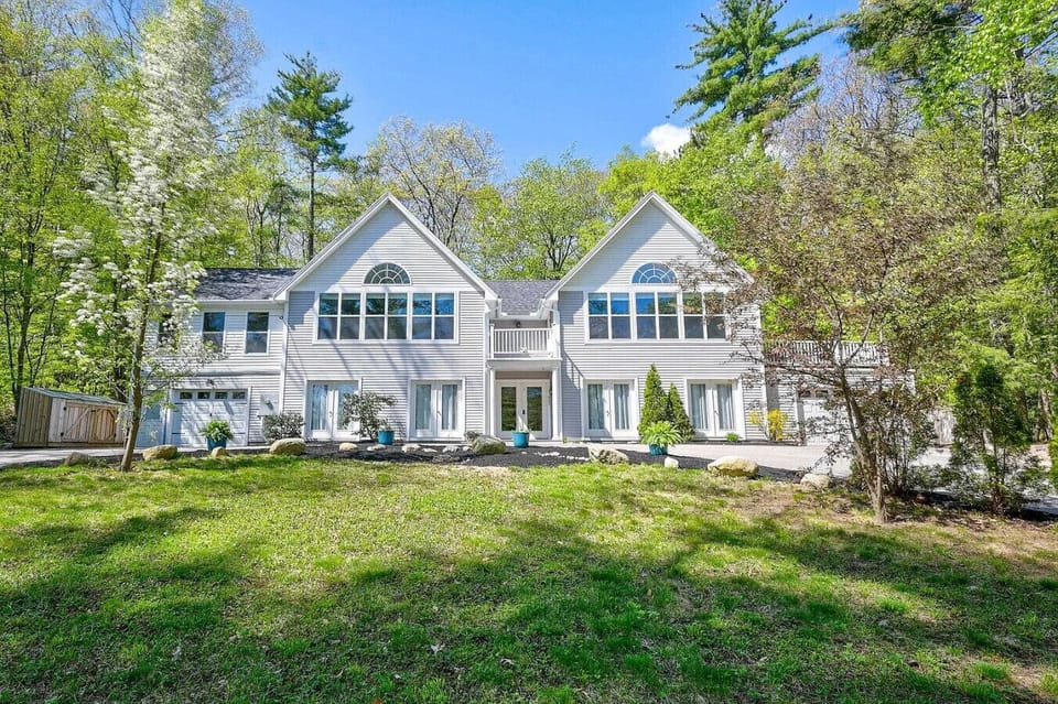 Your modern North Conway sanctuary. Striking architecture meets the serenity of the White Mountains.