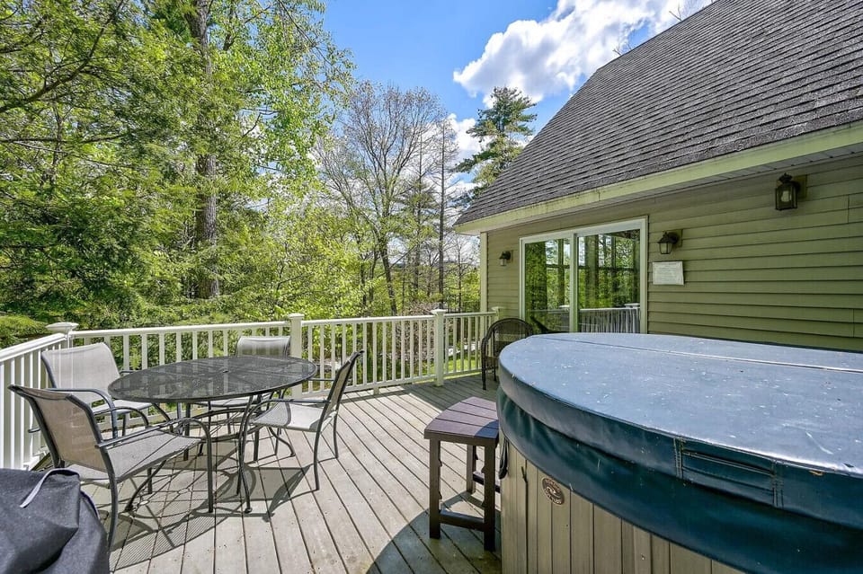 Stargazing from the steam. Enjoy a relaxing soak in your private hot tub after a long day of hiking or shopping.