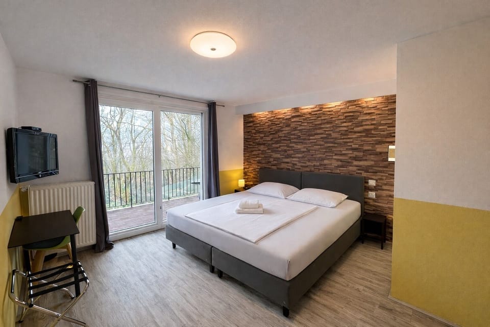 Deluxe Single Room, Balcony, Garden View | Desk, blackout drapes, free WiFi