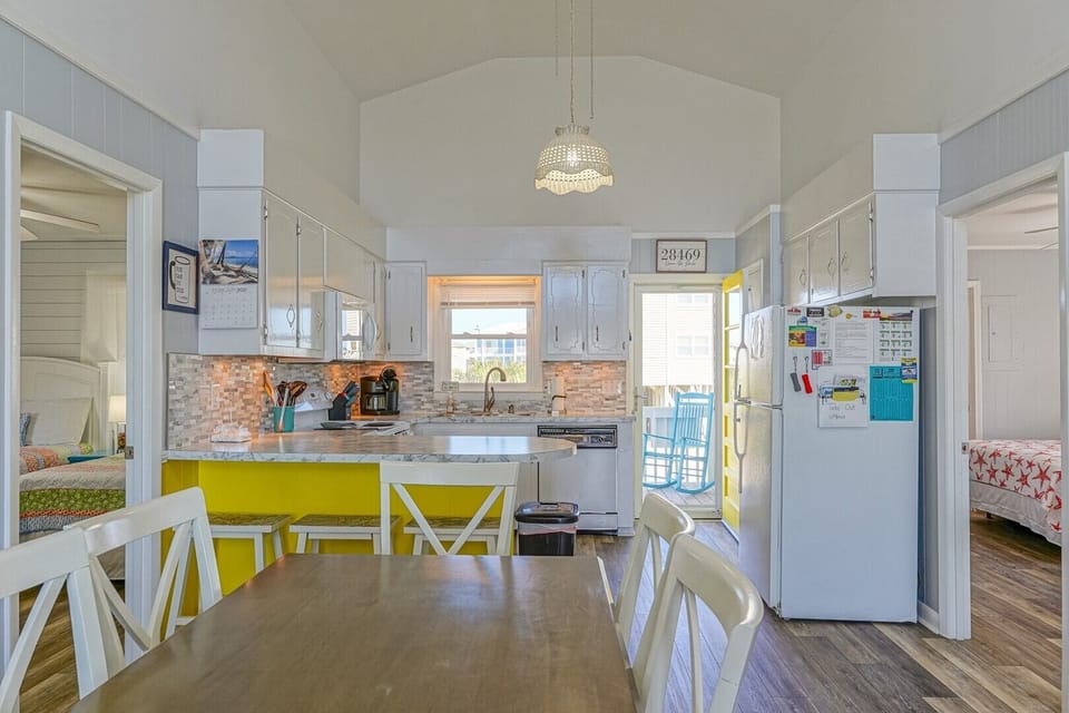 KITCHEN & DINING AREA