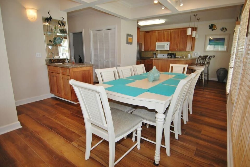 VIA 117A Dining Area