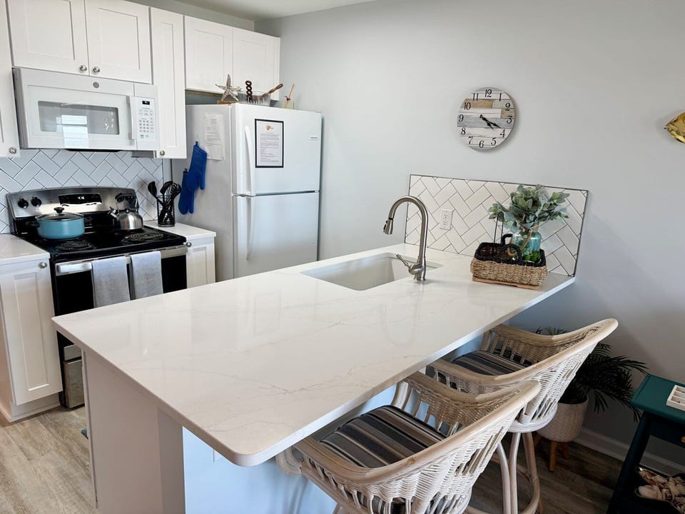 Breakfast bar and kitchen