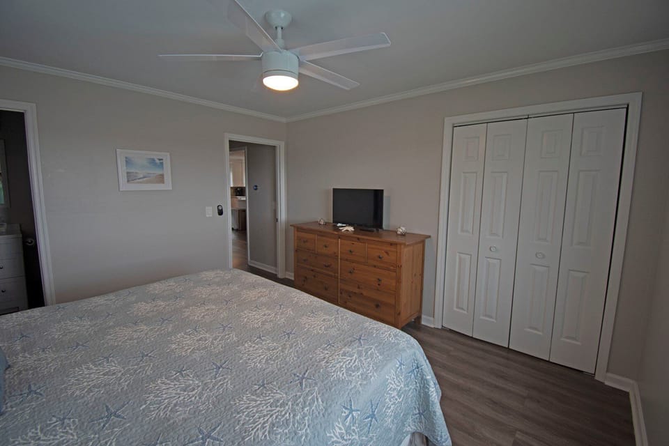 Master bedroom, King bed