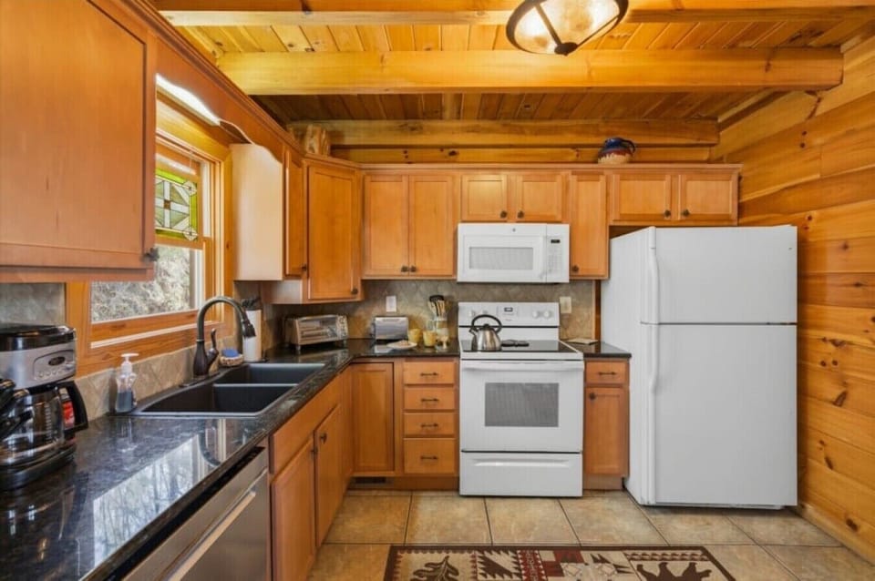 Kitchen | Full-Size Appliances & Warm Wood Finishes