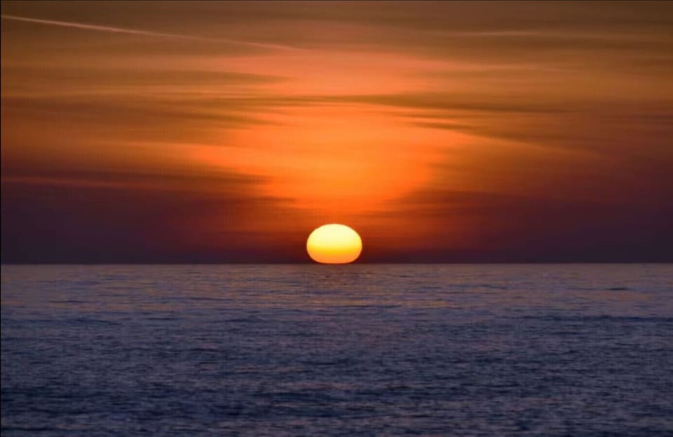 Horizon at Dusk | Warm Skies & Lakeside Peace