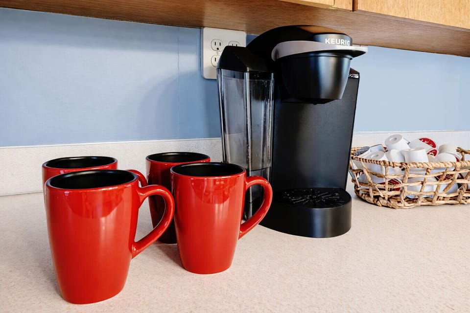 Coffee Station | Single Serve Brewer | Mug Set & Countertop Placement