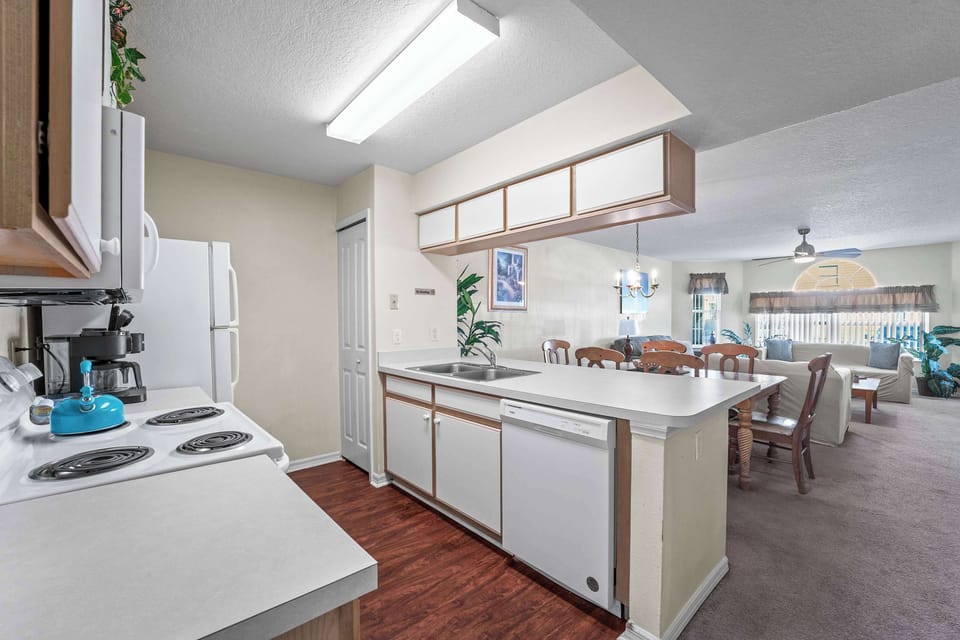Full kitchen 