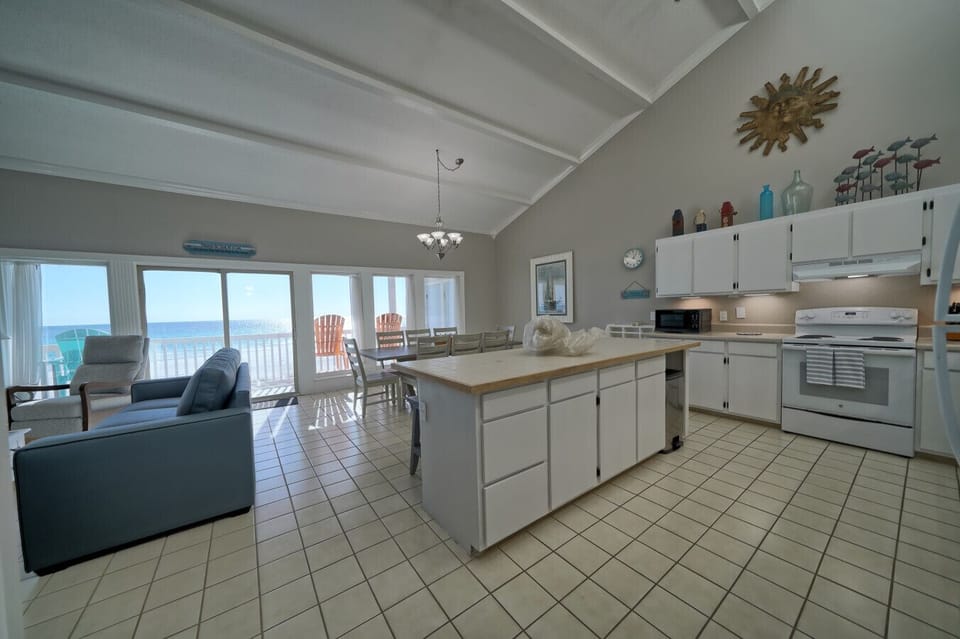 The grandeur of the Gulf awaits. This open-concept space, bathed in natural light, promises memorable moments against an ocean backdrop.