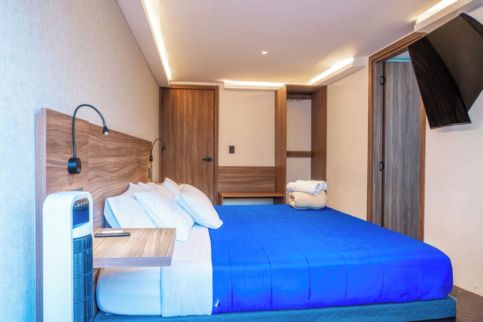 Standard Studio, 1 King Bed, Courtyard View | Premium bedding, memory foam beds, desk, laptop workspace