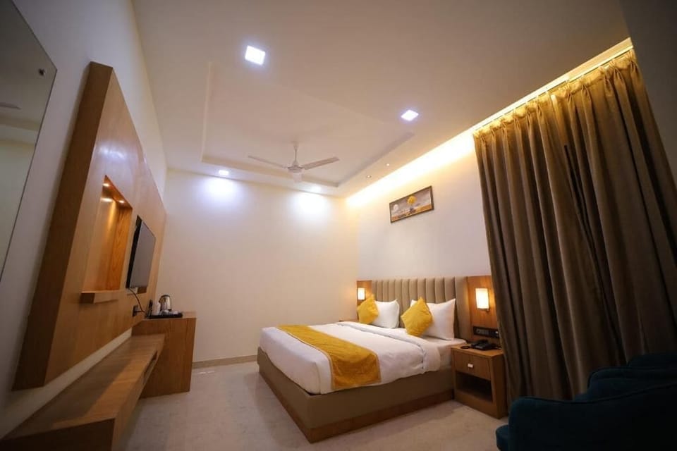Memory foam beds, minibar, desk, laptop workspace