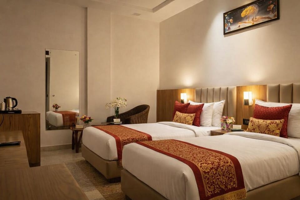 Business Double or Twin Room | Memory foam beds, minibar, desk, laptop workspace