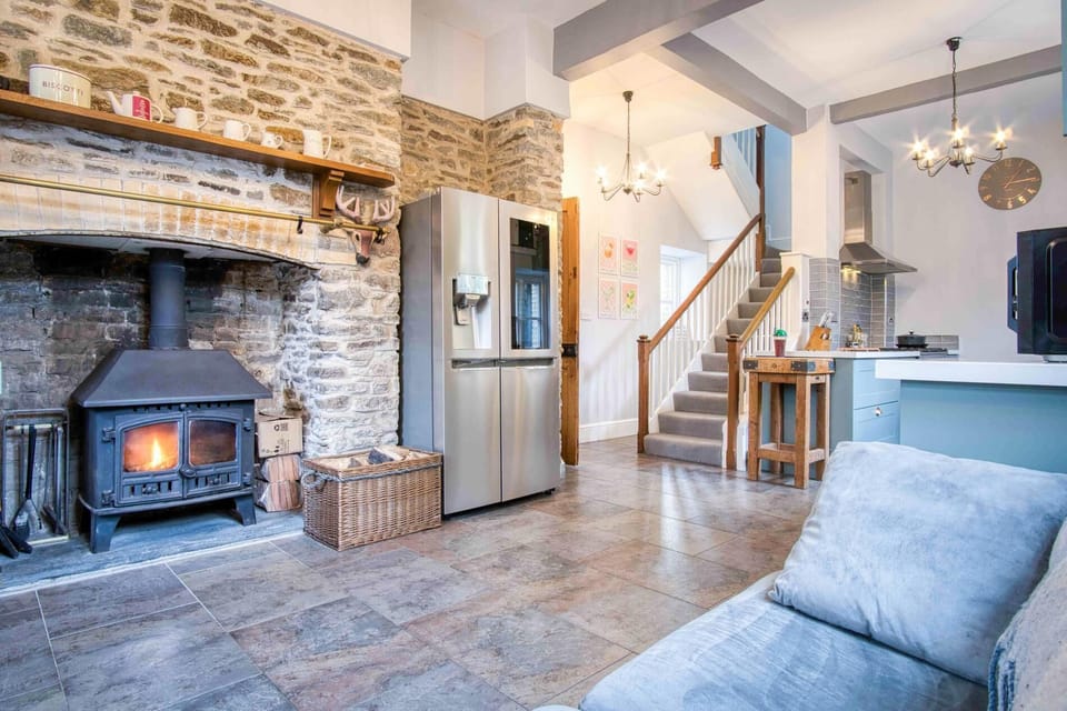 The Old Rectory - 5 Bedroom Holiday Home - Llanedi (9996)