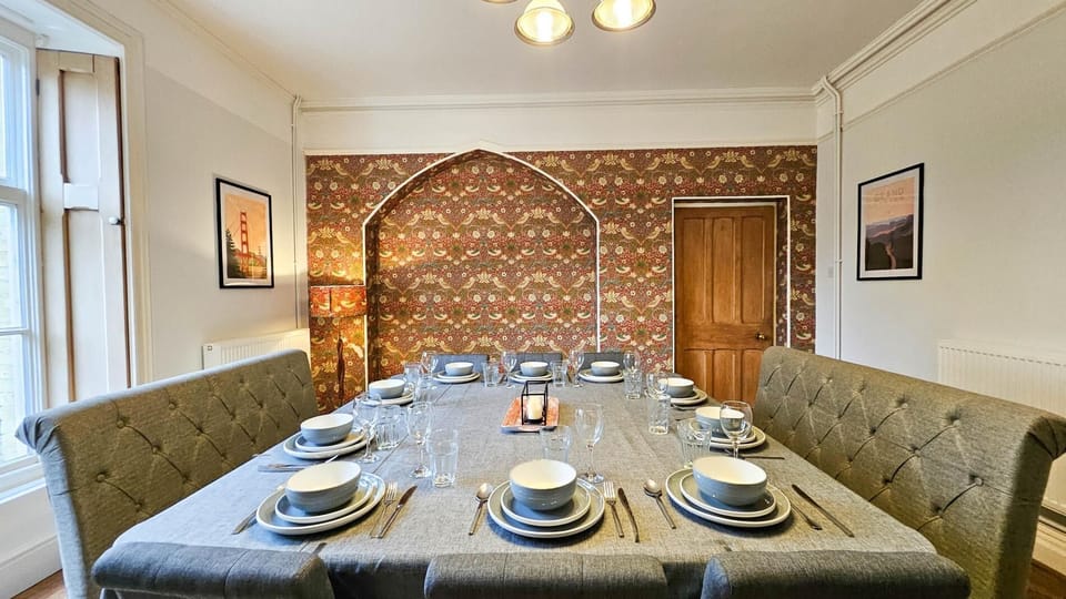 The Old Rectory - 5 Bedroom Holiday Home - Llanedi (10109)