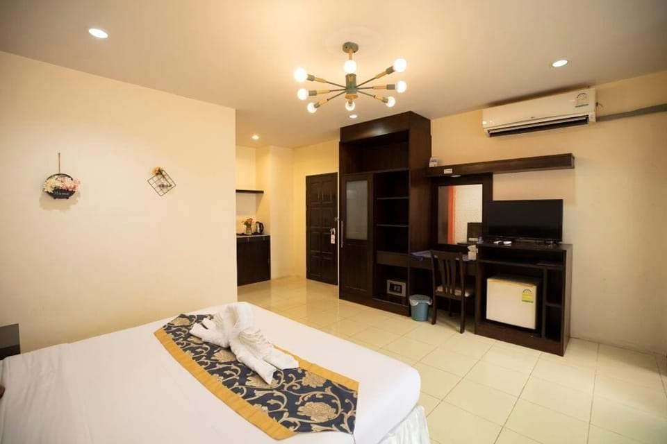 Comfort Triple Room | In-room safe, individually decorated, desk, free WiFi