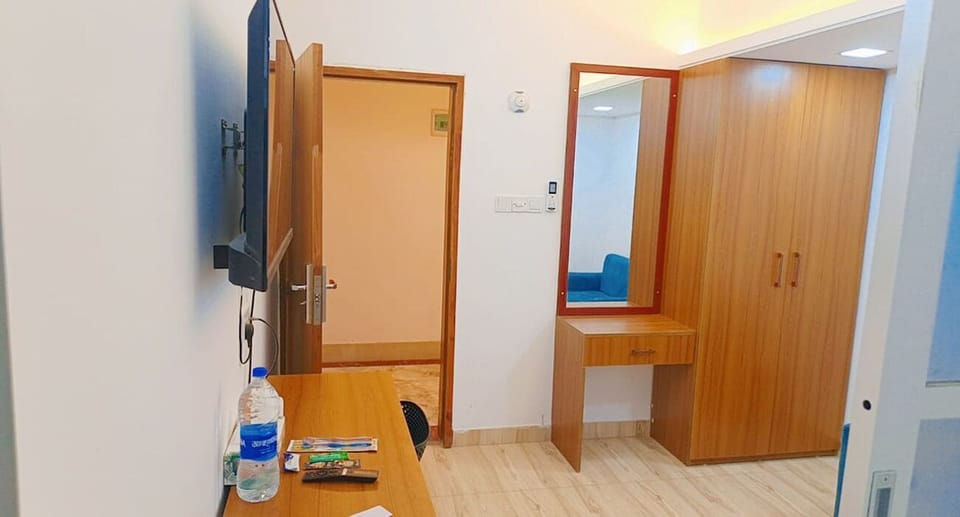 Deluxe Double Room, Balcony | Interior